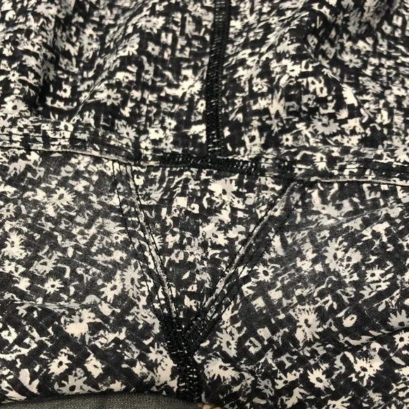 Lululemon Floral Patterned High-Waisted Ankle Pocket Leggings in Gray Size 8 - Picture 8 of 8